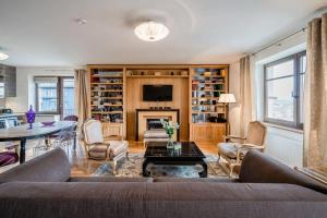 Domillion 2bdr old town apt w views parking A127