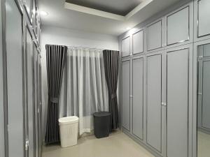 A single house on the corner for privacy