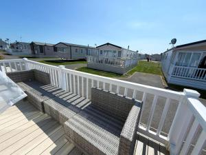 Lovely 6 Berth Caravan With Decking At Suffolk Sands Holiday Park Ref 45005Hc