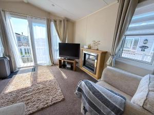 Lovely 6 Berth Caravan With Decking At Suffolk Sands Holiday Park Ref 45005Hc