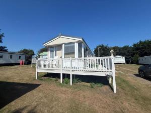 Lovely Caravan With Decking At Breydon Water In Norfolk Ref 10027Rp