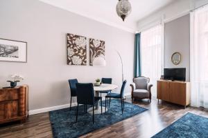 New York Cafe Apartment in Center