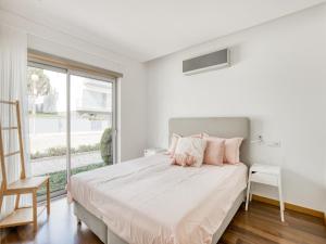 Modern Villa with Pool and barbecue