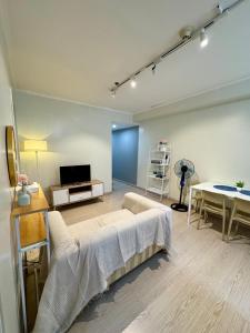 Cozy Spacious BGC Condo near SM Aura, High Street