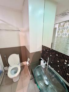 Cozy Spacious BGC Condo near SM Aura, High Street