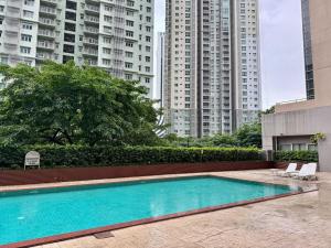 Cozy Spacious BGC Condo near SM Aura, High Street