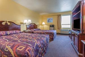 Double Room with Two Double Beds - Mobility Access/Non-Smoking room in Days Inn by Wyndham Manassas Battlefield