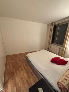 Spacious En-Suite Room by Champs Elysées