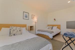 SEASlDE Beachfront 4 BDR by Casa Paraiso