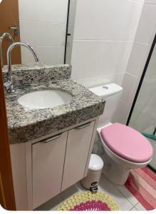 Quarto familiar com cama de casal é banheiro compartilhado