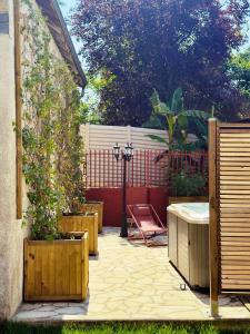 Maisons de vacances la Maison sous les Arbres - Duplex, jardin et spa : photos des chambres