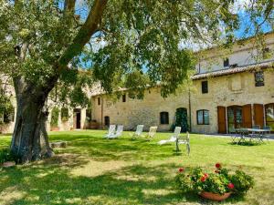 Elegant Farmhouse Retreat in Poreta, Italy