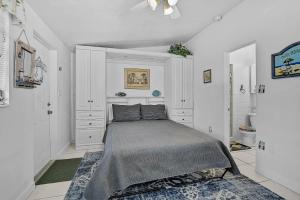 5239 Avenida Navarra in Village