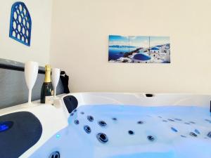 Santorini, Relaxing Spa, Terrace and Parking