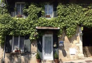 Maisons de vacances Petite maison de brocanteur a Charbonnieres : Maison 2 Chambres