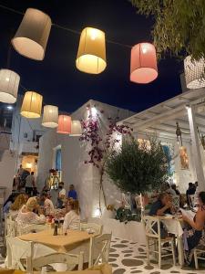 A V G E R I N O S Naxos