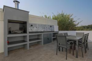 Villa Caldara, Private Pool, Outdoor Kitchen, Airco & Pellet Heater - Near Beach & Town