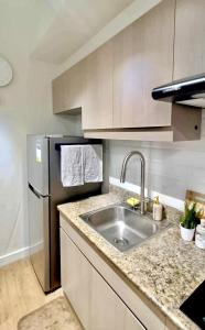 Deluxe Cozy Room Near BGC & Ortigas with Balcony & City View