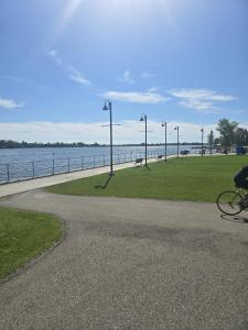 Cozy 2-Bedroom Suite 5 Minutes Walk to Chestermere Lake