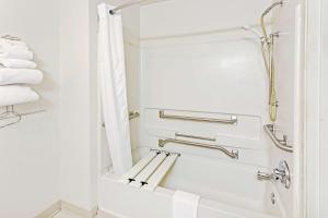 Queen Room - Disability Access/Non-Smoking room in Super 8 by Wyndham Canonsburg/Pittsburgh Area