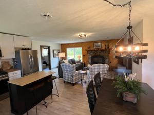 Tall Pines Lodge great location sleeps 9