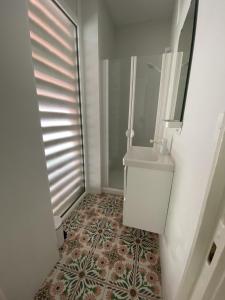 Maisons d'hotes Grand appartement traversant et lumineux, vue mer, dernier etage, proche du centre-ville : photos des chambres