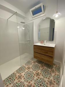 Maisons d'hotes Grand appartement traversant et lumineux, vue mer, dernier etage, proche du centre-ville : photos des chambres