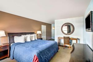 One bedroom king suite with view - non smoking room in Travelodge by Wyndham Las Vegas Center Strip