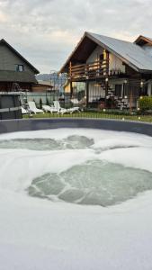 Захарова Оселя БАСЕЙН на території є Чан - Джакузі