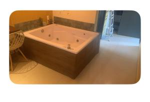 004 Suite - Banheira imersão - Temp Ambiente- poucos passos da PRAIA