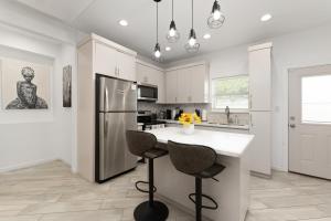 The Edinburg Oasis Modern 2BD -2BA