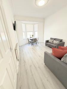 2BR, Sleeps 6, Glasgow Green, Free Parking & Walk Dist to City Centre