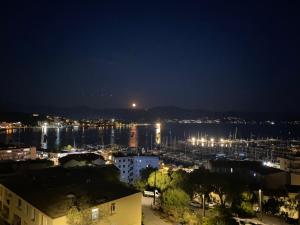 Maisons d'hotes Grand appartement traversant et lumineux, vue mer, dernier etage, proche du centre-ville : photos des chambres