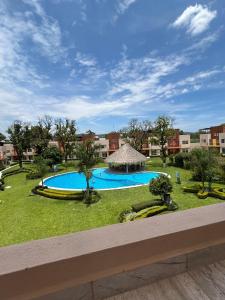 Casa con Alberca en condominio