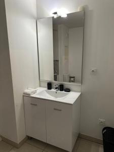 Appartements Cozy T2 with terrace, TCL access : photos des chambres