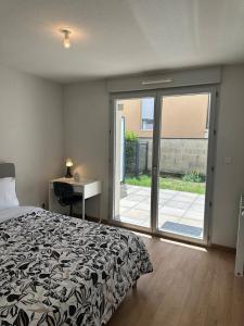 Appartements Cozy T2 with terrace, TCL access : photos des chambres