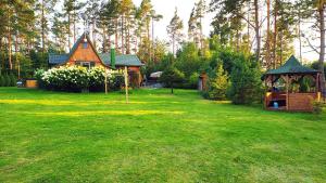 Chatka Baby Jagi - Domek z balią i kominkiem w lesie pośród jezior