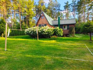 Chatka Baby Jagi - Domek z balią i kominkiem w lesie pośród jezior