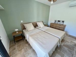 Maisons de vacances Maison avec jacuzzi a 15 minutes a pied de la plage : photos des chambres