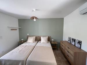 Maisons de vacances Maison avec jacuzzi a 15 minutes a pied de la plage : photos des chambres