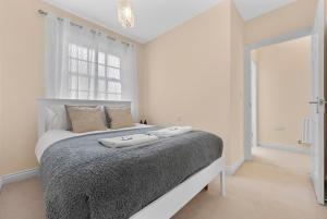 NEW! Stylish 2BR Retreat Presented by Clarendon Stays, Private Parking, North Leamington