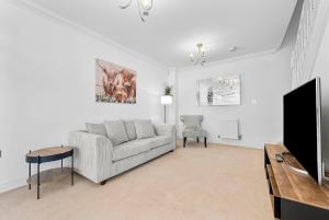 NEW! Stylish 2BR Retreat Presented by Clarendon Stays, Private Parking, North Leamington