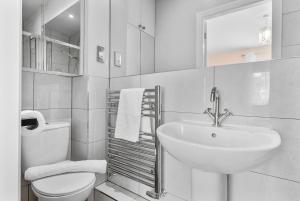 NEW! Stylish 2BR Retreat Presented by Clarendon Stays, Private Parking, North Leamington