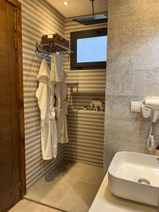 Suite luxueuse avec SDB privative dans une villa avec piscine