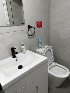 1 Bed Flat - Sleeps 2 - Parking - Wifi