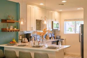 The Scott Getaway - Walkable to Old Town, remodeled space, outdoor pool!