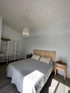 Casa playera frente a la laguna