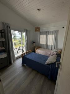 Casa playera frente a la laguna