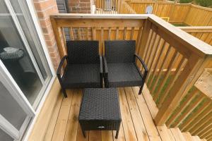 Central & Cozy 2BR Townhome with Free Parking, WiFi, Full Kitchen, Laundry, Steps to Strip Plaza & 5 Min Drive to Innisfil Beach Park! Perfect for Work Trips, Family Travel & Couples!