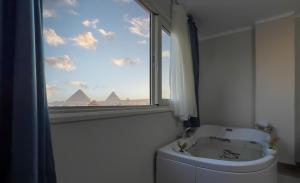 three pyramids view & jacuzii